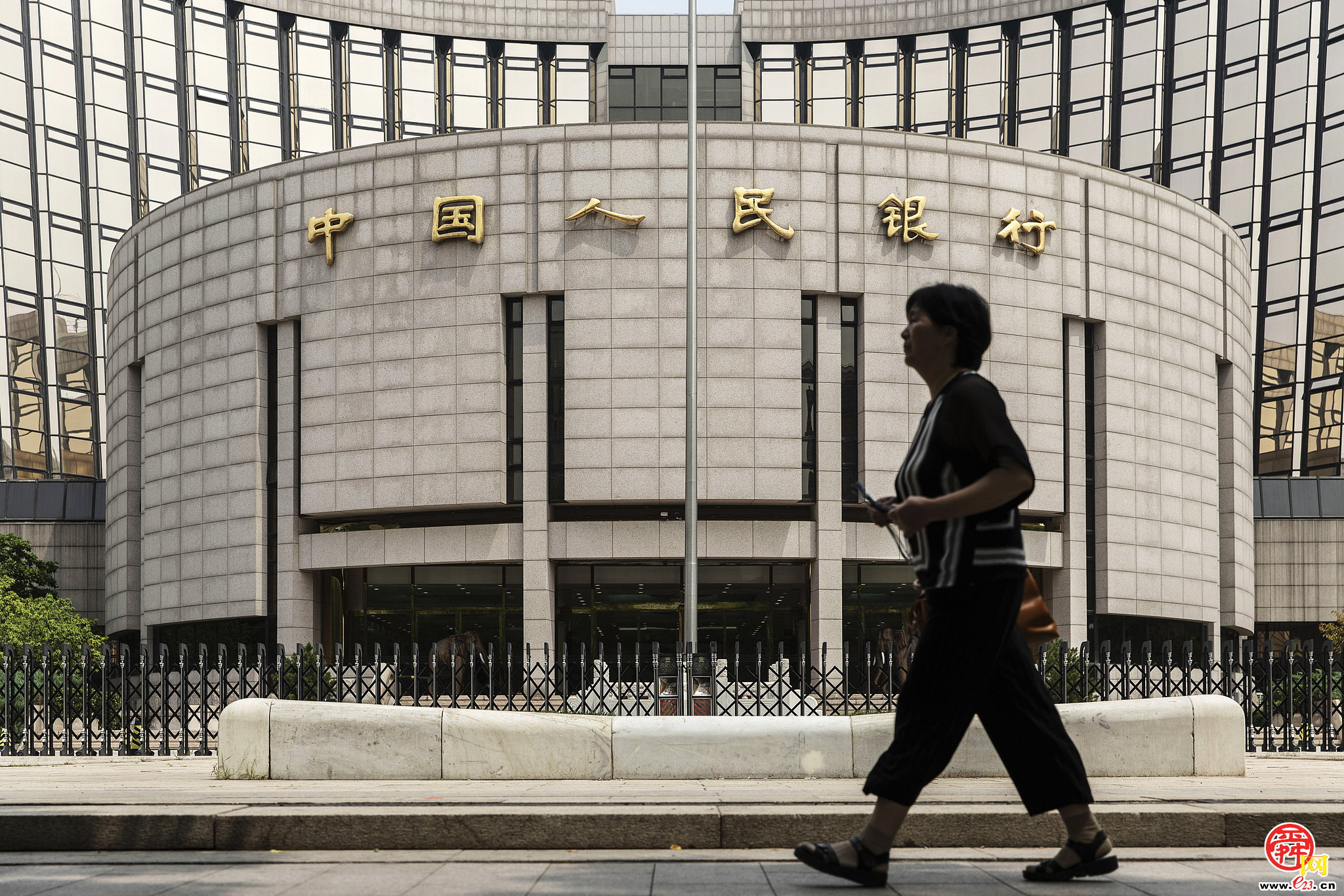 连续加量续做买断式逆回购 央行加力呵护流动性