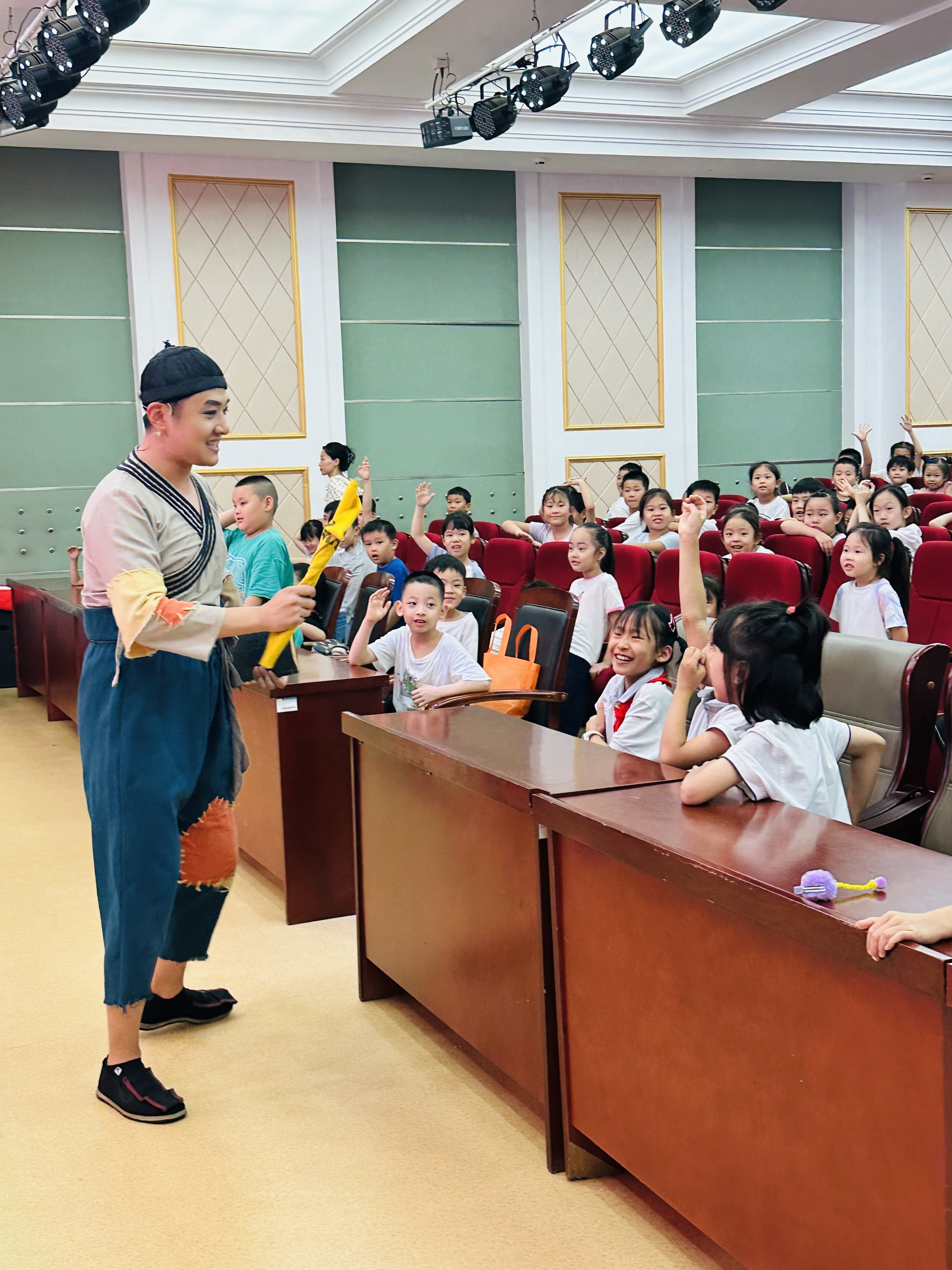 童心绘成语、公益暖校园----2025年度公益演出走基层儿童剧《成语连连看》走进龙奥学校