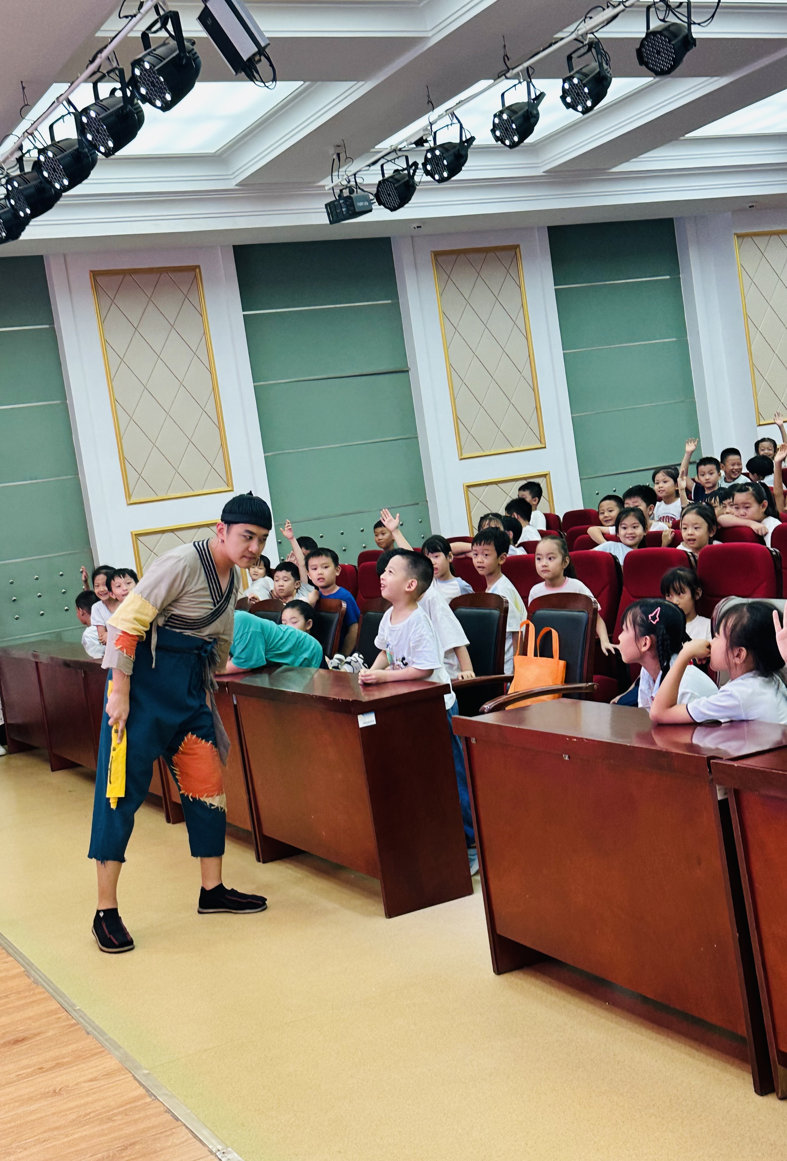 童心绘成语、公益暖校园----2025年度公益演出走基层儿童剧《成语连连看》走进龙奥学校