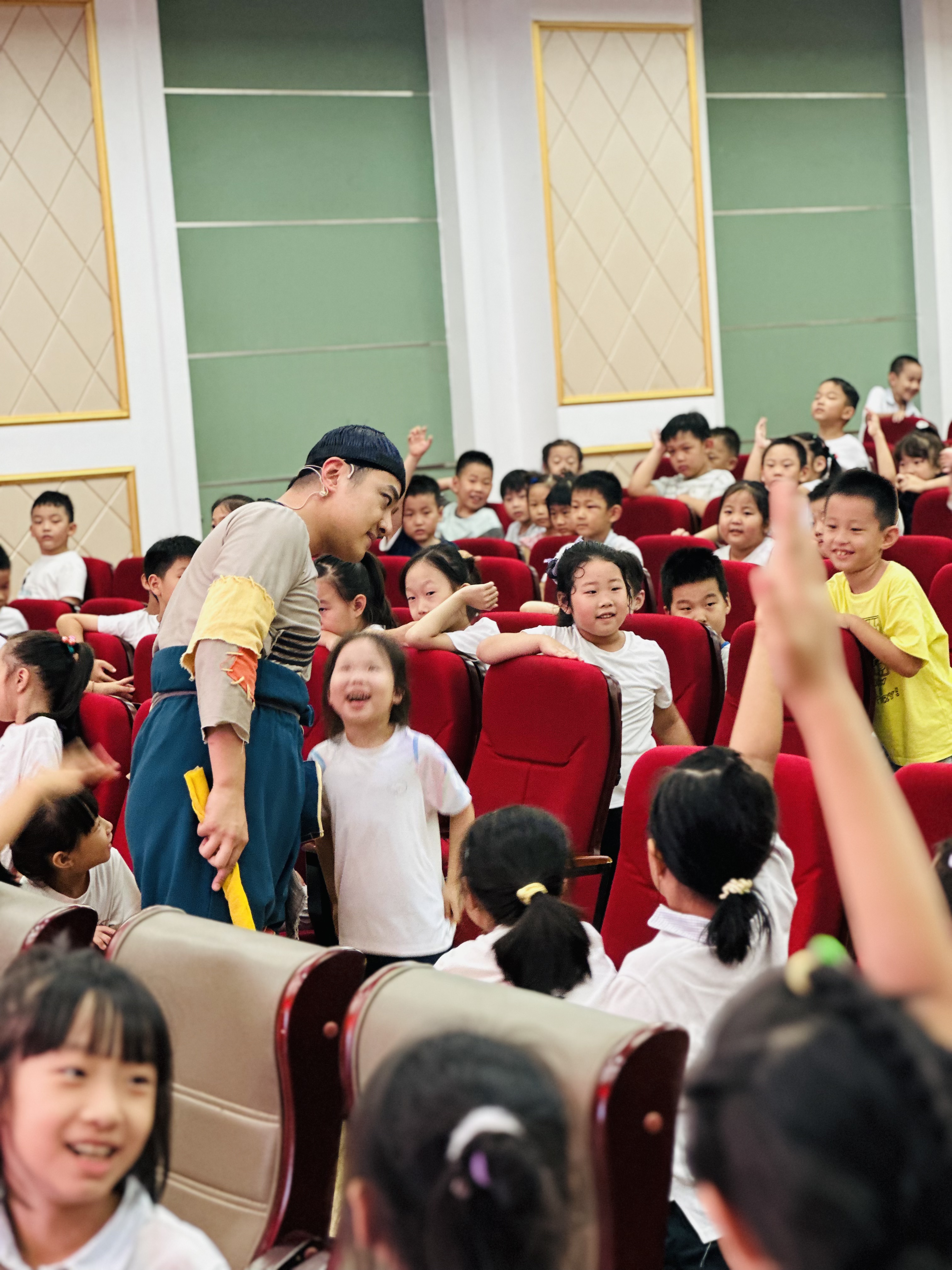 童心绘成语、公益暖校园----2025年度公益演出走基层儿童剧《成语连连看》走进龙奥学校