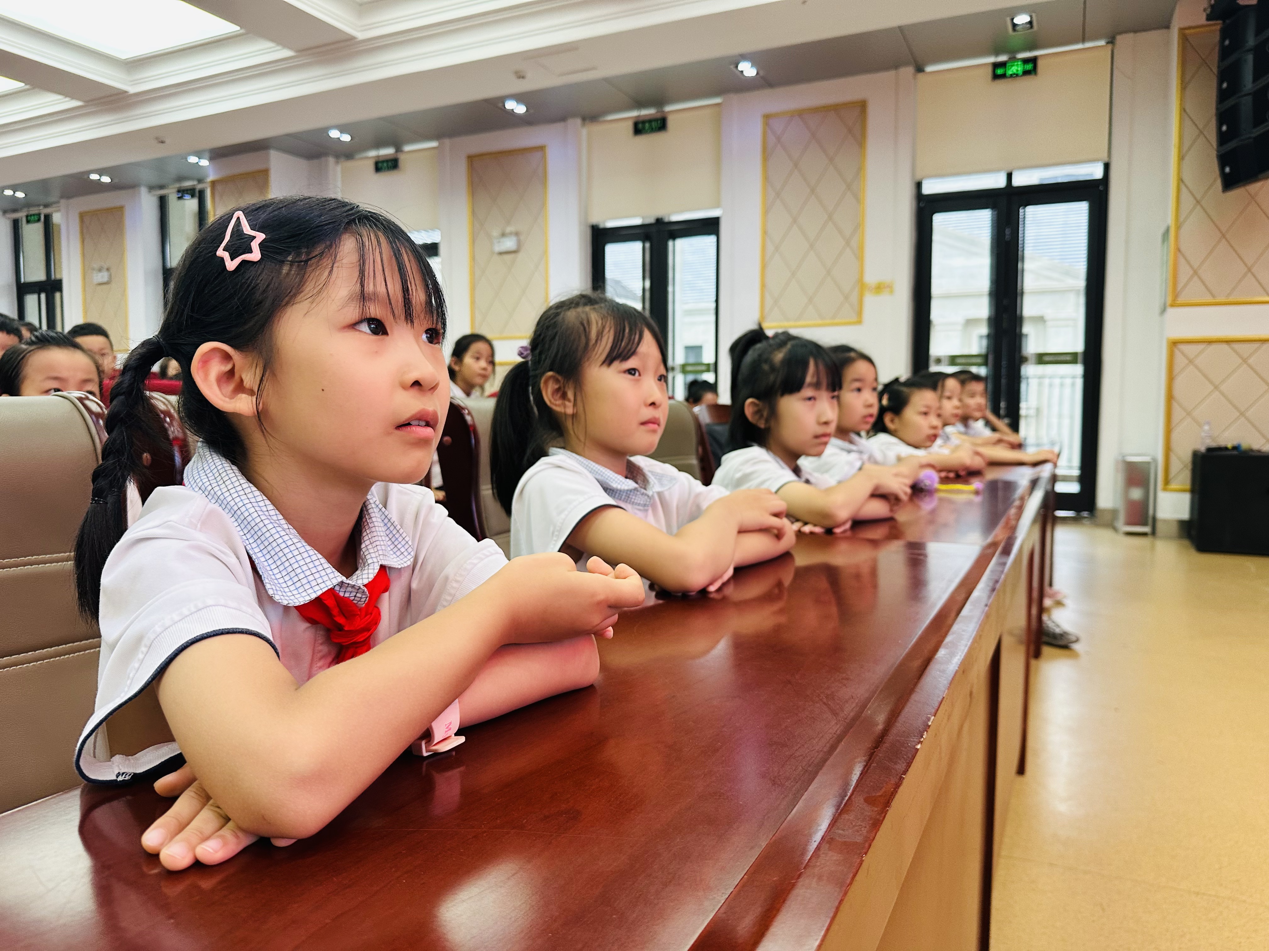 童心绘成语、公益暖校园----2025年度公益演出走基层儿童剧《成语连连看》走进龙奥学校