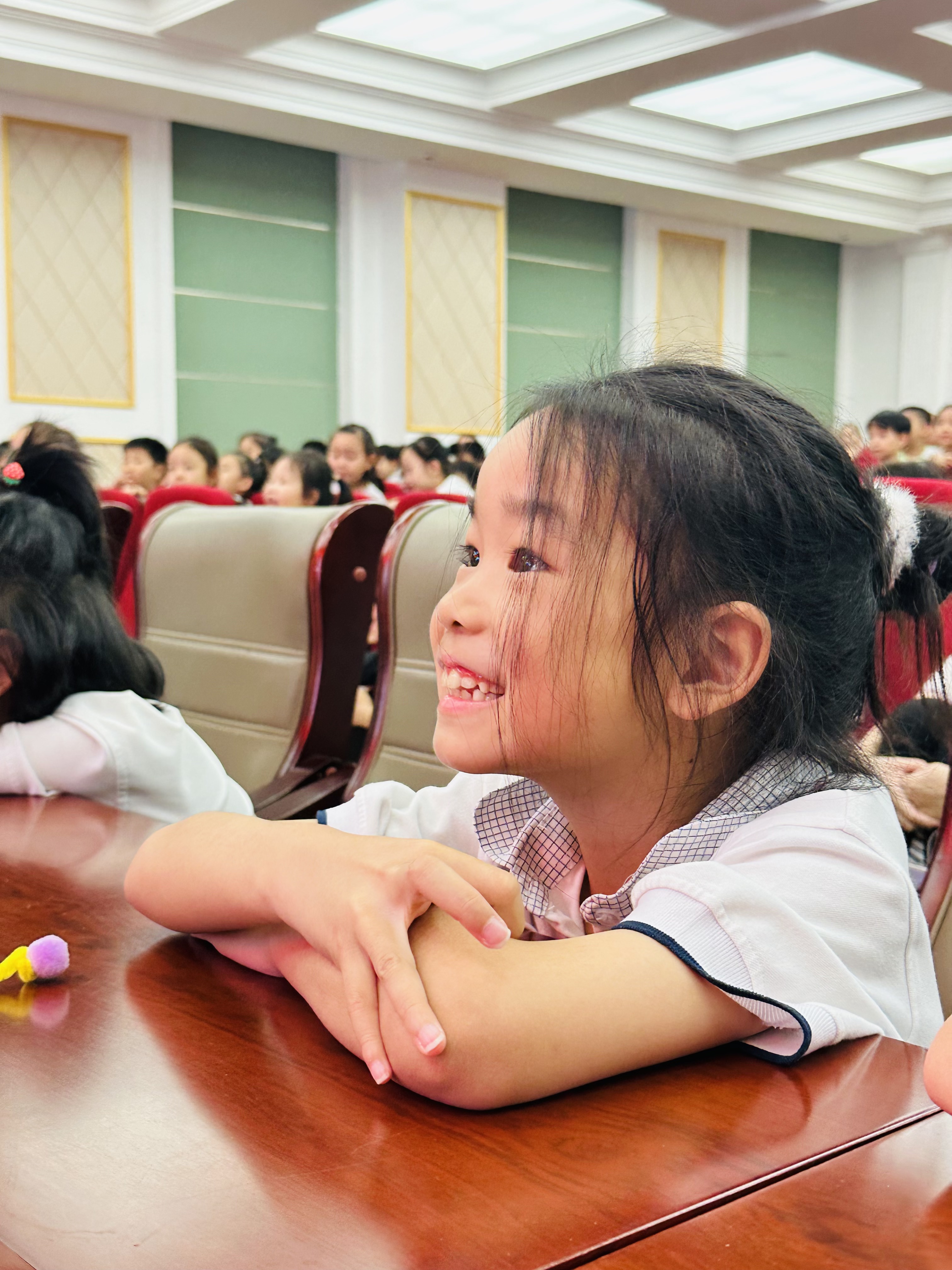 童心绘成语、公益暖校园----2025年度公益演出走基层儿童剧《成语连连看》走进龙奥学校