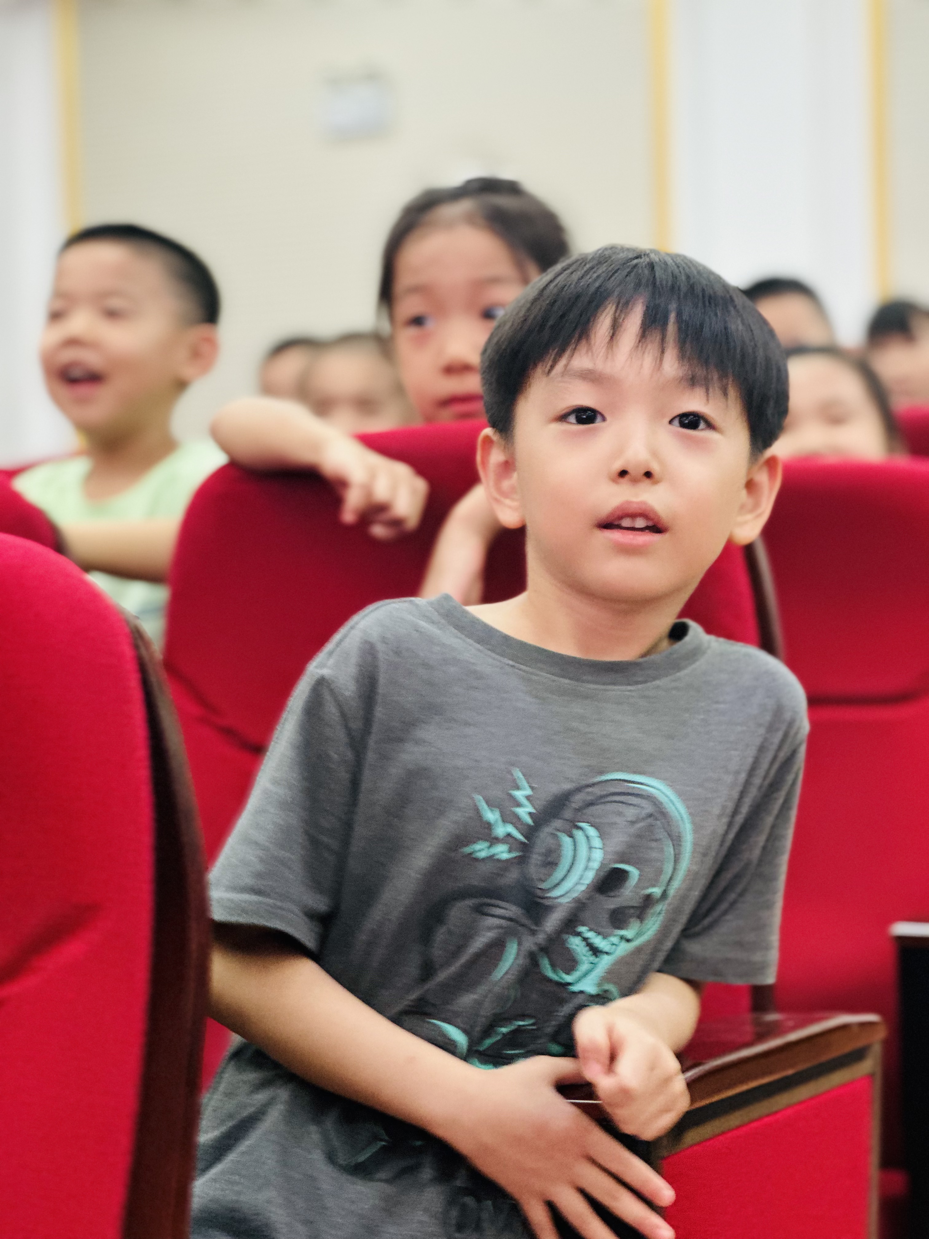 童心绘成语、公益暖校园----2025年度公益演出走基层儿童剧《成语连连看》走进龙奥学校