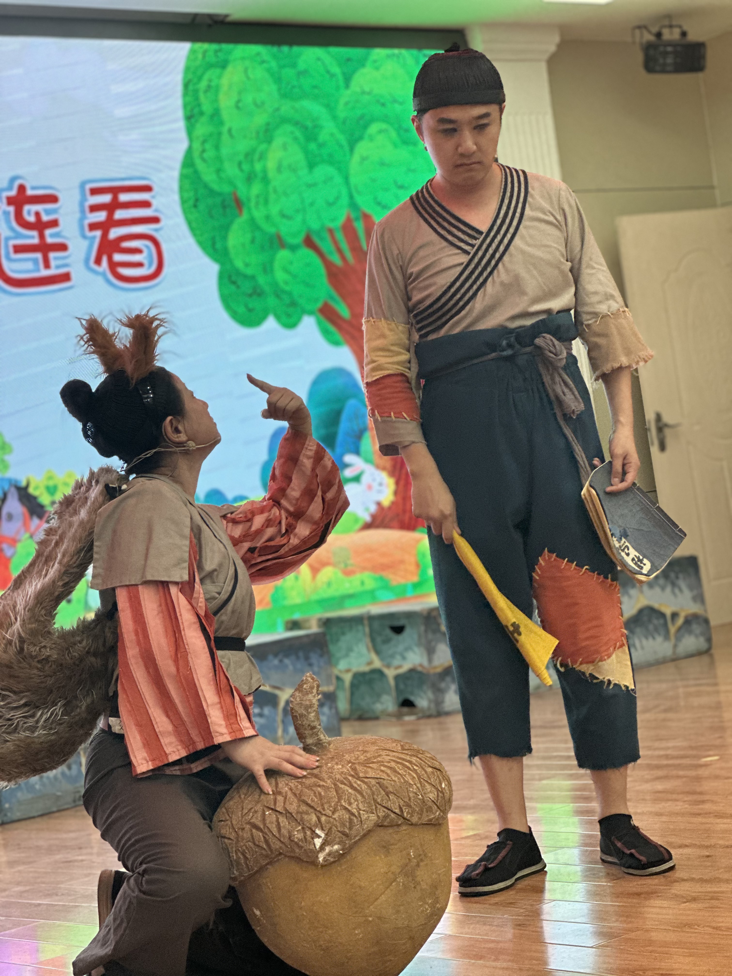 童心绘成语、公益暖校园----2025年度公益演出走基层儿童剧《成语连连看》走进龙奥学校