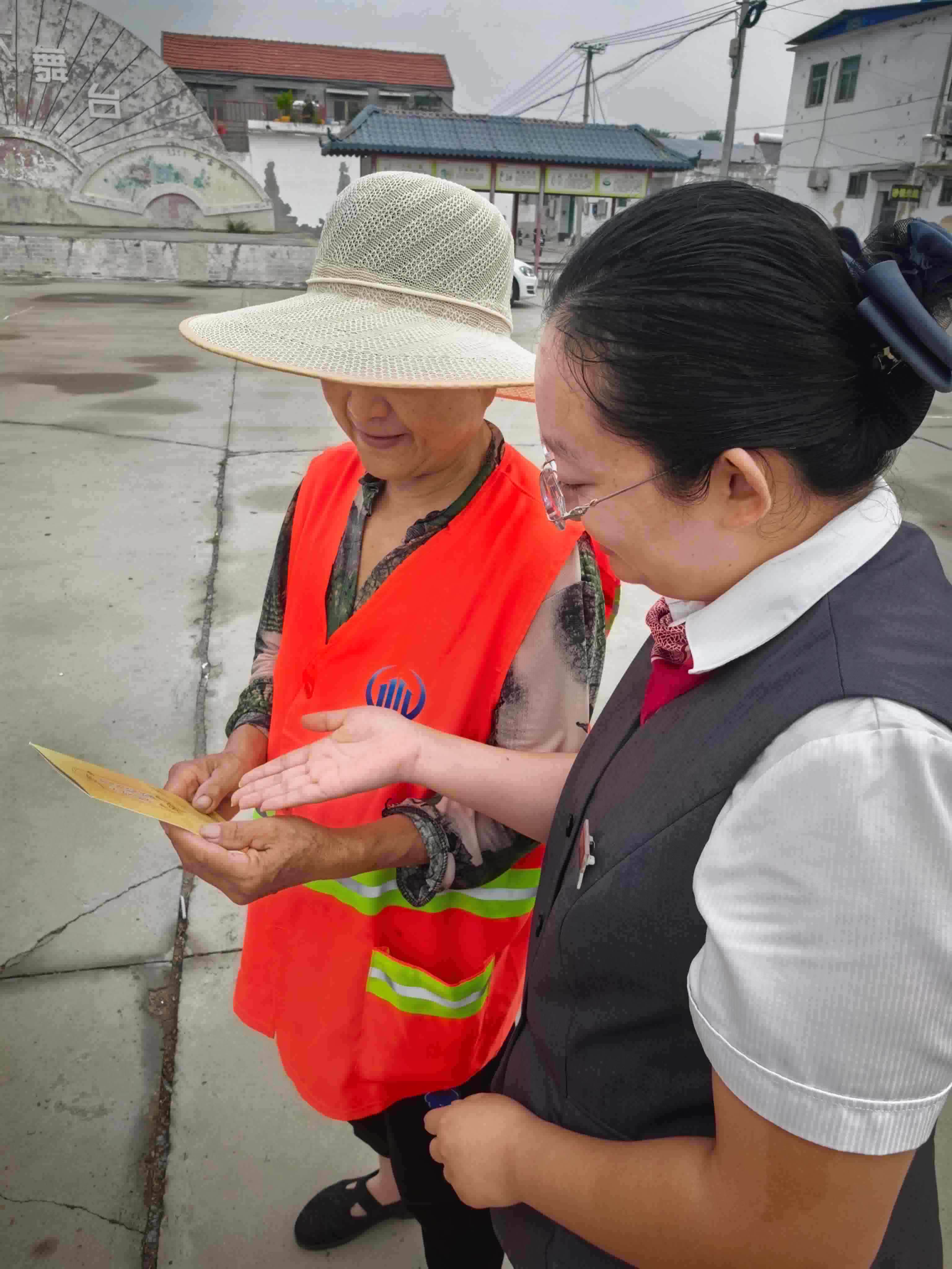 广发银行济宁分行开展“保障金融权益 助力美好生活”宣传活动——走进贾庄社区