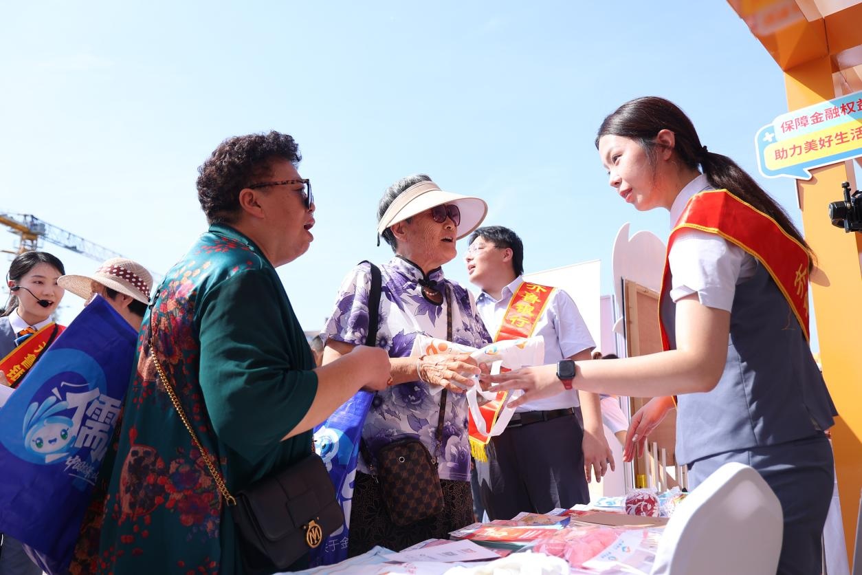 金融为民防风险，泉心护权享安心——齐鲁银行参加“金号角·金融集市”金融教育宣传活动