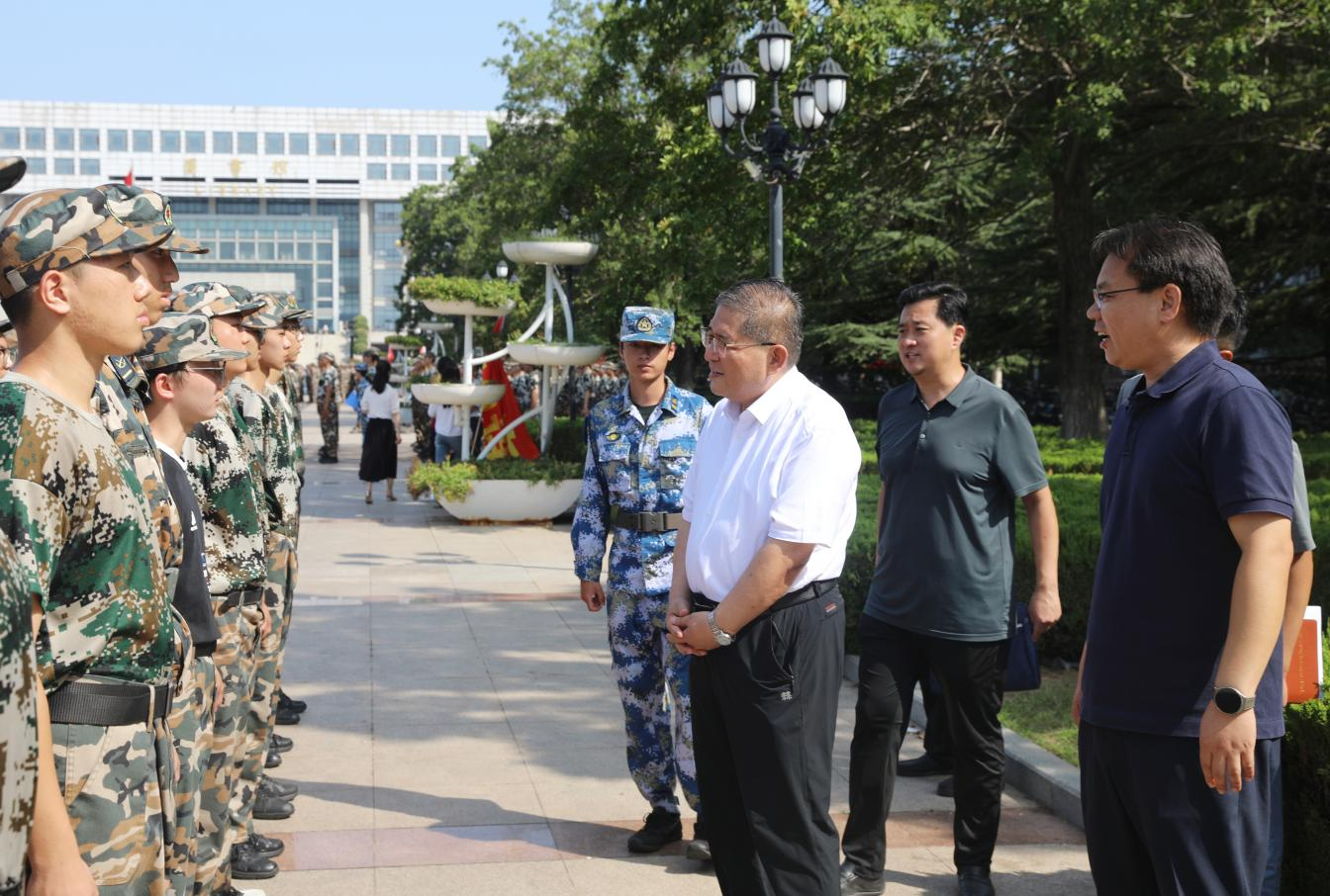 齐鲁工业大学（山东省科学院）党委书记 吴衍涛到军训现场看望慰问参训学生