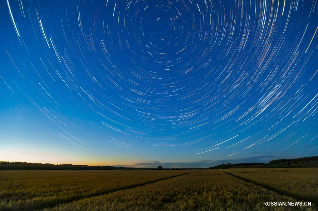 Сбор урожая в северо-восточной китайской провинции Хэйлунцзян под звездами