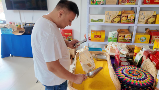 融媒·见证丨短视频成了“新农具”，拍摄成了“新农活”——直播间里的丰收曲