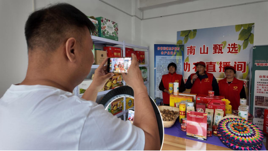 融媒·见证丨短视频成了“新农具”，拍摄成了“新农活”——直播间里的丰收曲