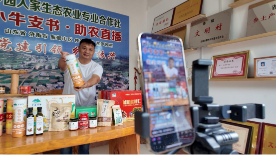 融媒·见证丨短视频成了“新农具”，拍摄成了“新农活”——直播间里的丰收曲