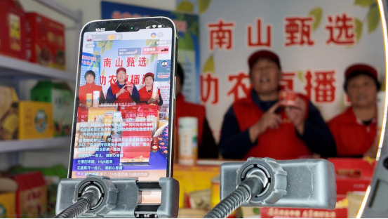 融媒·见证丨短视频成了“新农具”，拍摄成了“新农活”——直播间里的丰收曲