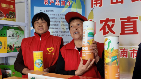 融媒·见证丨短视频成了“新农具”，拍摄成了“新农活”——直播间里的丰收曲