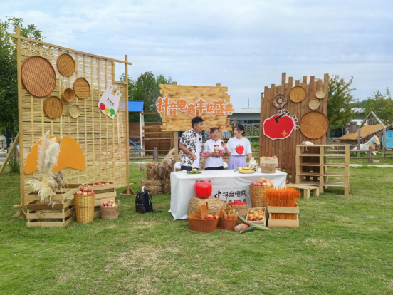 融媒·见证丨短视频成了“新农具”，拍摄成了“新农活”——直播间里的丰收曲