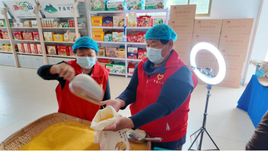 融媒·见证丨短视频成了“新农具”，拍摄成了“新农活”——直播间里的丰收曲