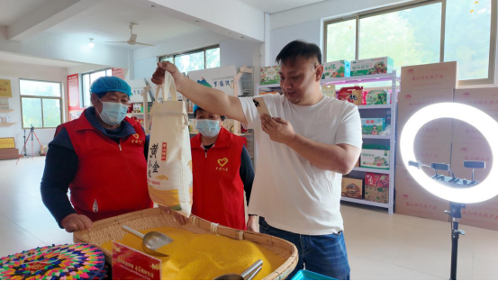 融媒·见证丨短视频成了“新农具”，拍摄成了“新农活”——直播间里的丰收曲