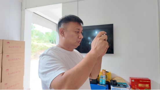 融媒·见证丨短视频成了“新农具”，拍摄成了“新农活”——直播间里的丰收曲