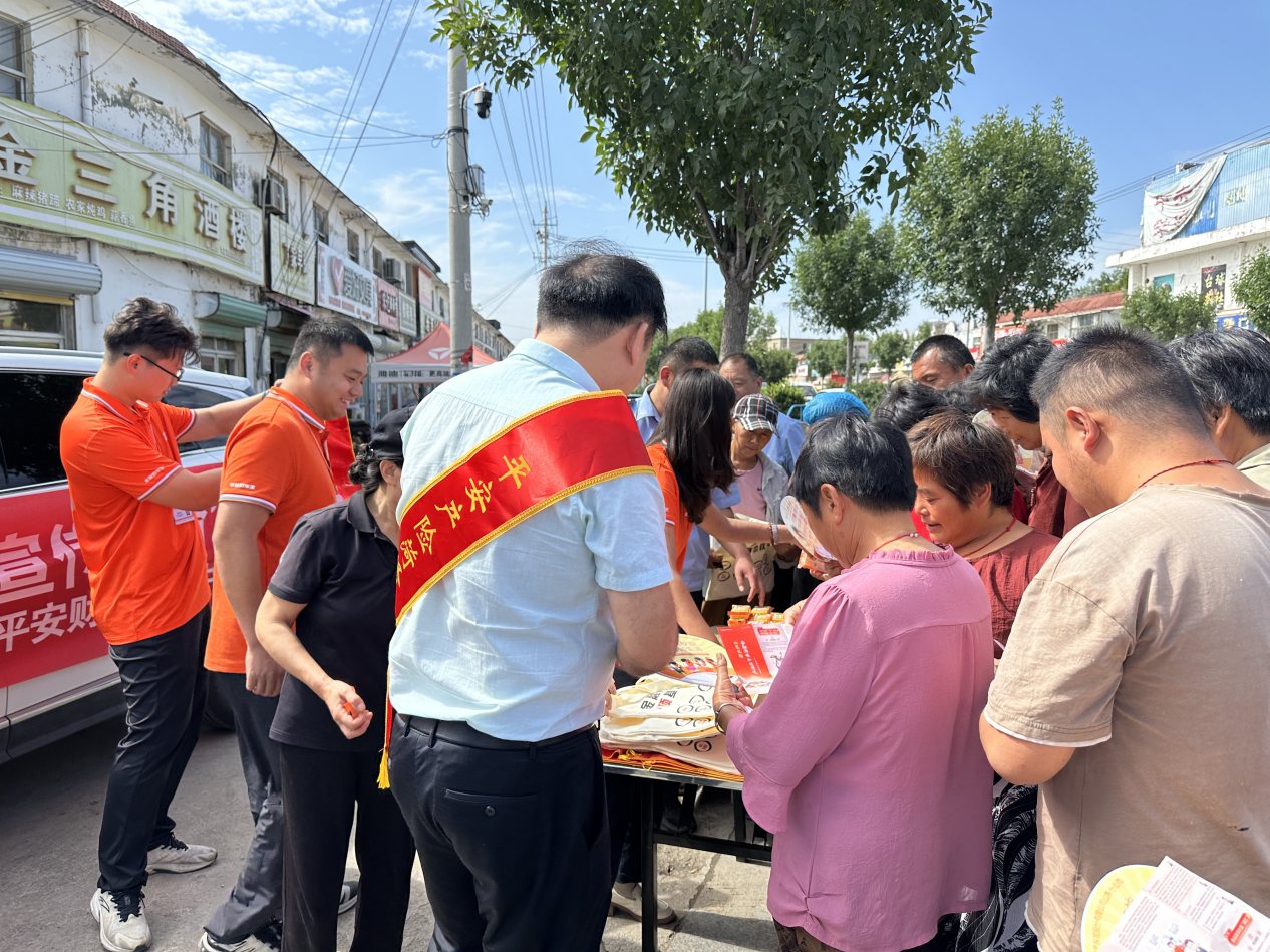 平安产险菏泽中心支公司：警保携手进集市，共筑金融安全网