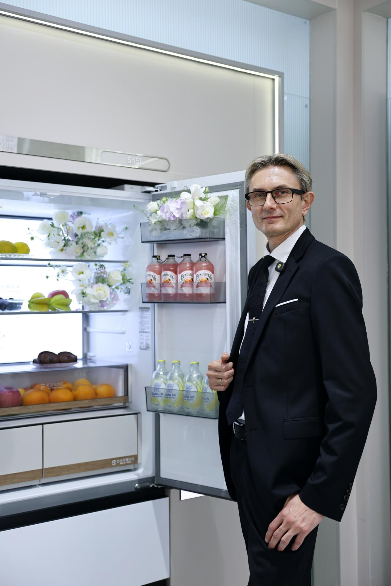 “九头身裁判”亮相容声直播间 共赴优雅与养鲜之约