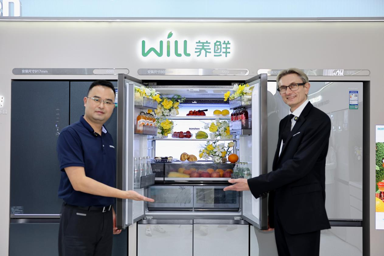 “九头身裁判”亮相容声直播间 共赴优雅与养鲜之约