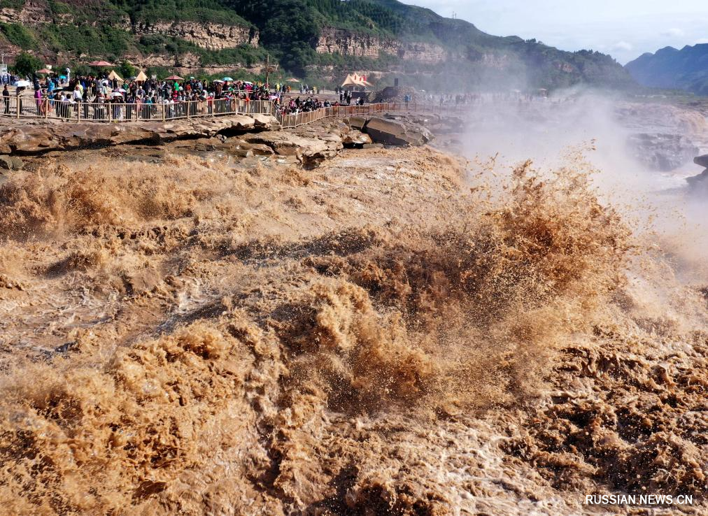 Осенние пейзажи водопада Хукоу