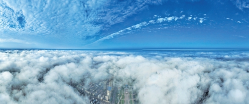 秋日泉城现平流雾景观，云雾缭绕美如画