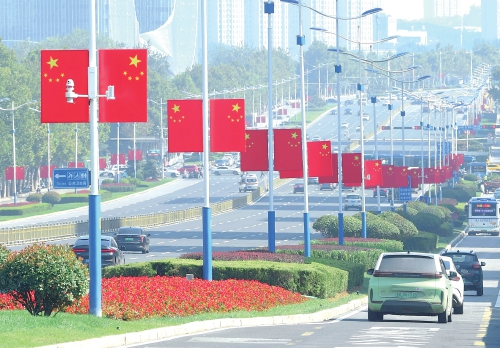 最美“中国红”扮靓城市主干道，济南营造浓郁国庆氛围