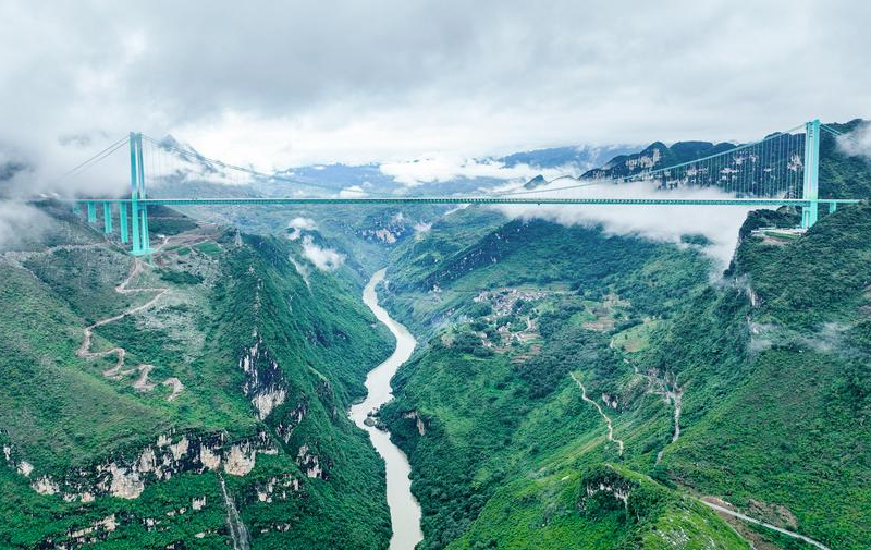 Самый высокий в мире мост открылся для движения транспорта в пров. Гуйчжоу на юго-западе Китая
