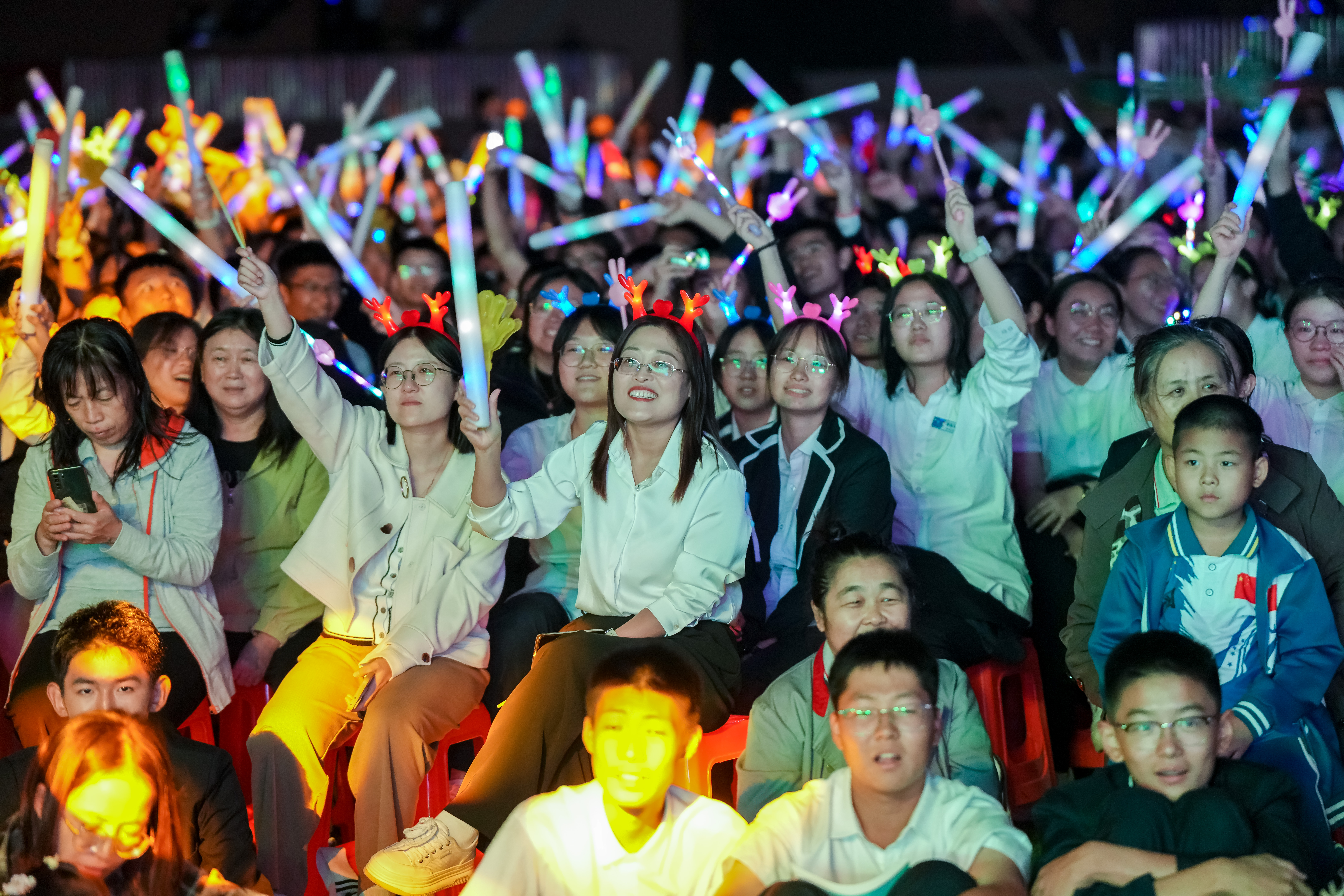 赛场争雄抒国志 青春接力共月圆 —— 济南外国语学校 2025 年秋季田径运动会开幕式暨达人秀