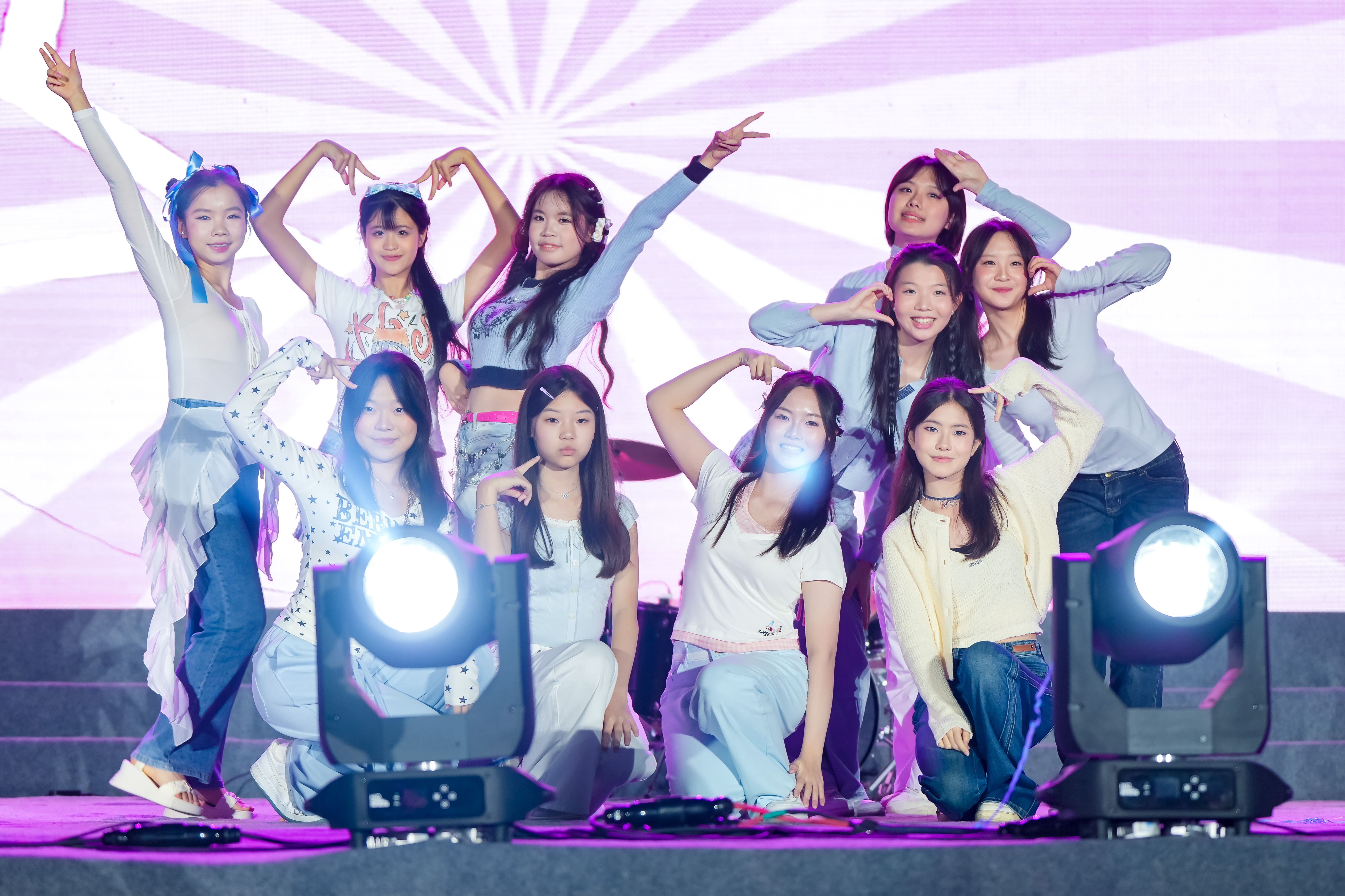 赛场争雄抒国志 青春接力共月圆 —— 济南外国语学校 2025 年秋季田径运动会开幕式暨达人秀