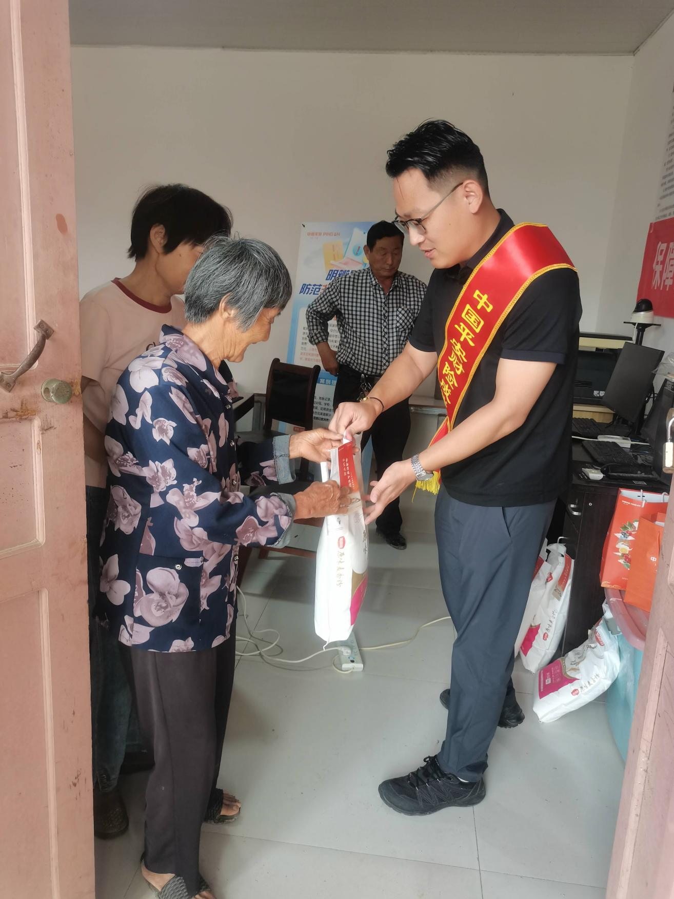 平安产险成武支公司：中秋情暖邢楼村，共筑农村金融“安全网”