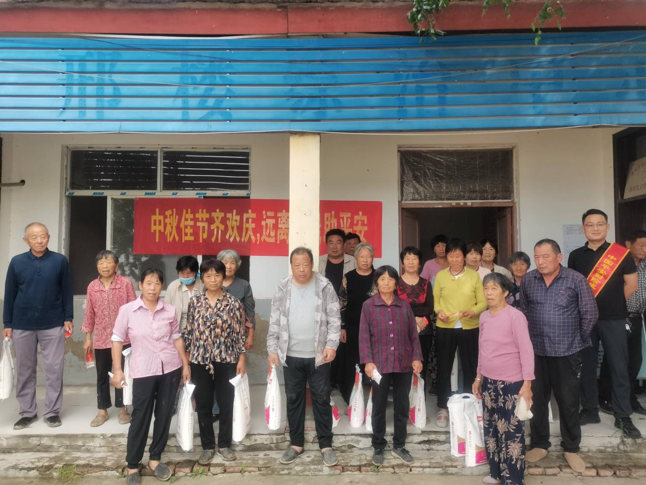 平安产险成武支公司：中秋情暖邢楼村，共筑农村金融“安全网”