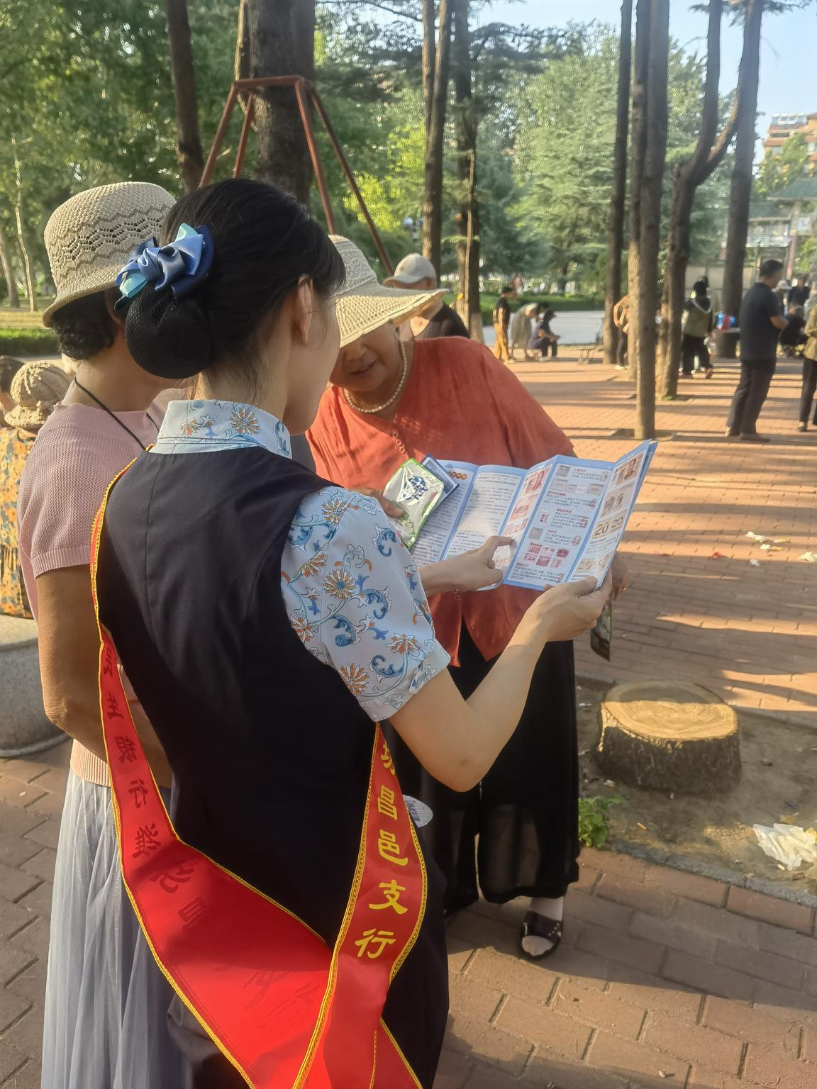 民生银行潍坊昌邑支行开展反假币宣传进公园活动