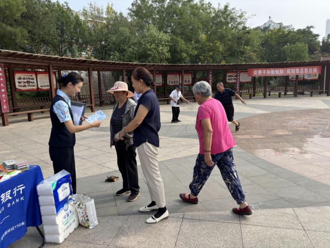 筑牢反诈“防火墙”:民生银行东营垦利支行进社区开展反诈宣传活动
