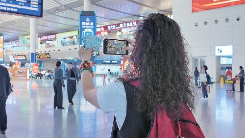 融媒·见证丨方寸之间见证时代变迁，铁路出行迈入数字化新阶段——再见啦，纸质票！
