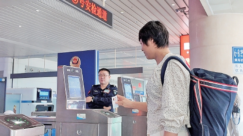 融媒·见证丨方寸之间见证时代变迁，铁路出行迈入数字化新阶段——再见啦，纸质票！