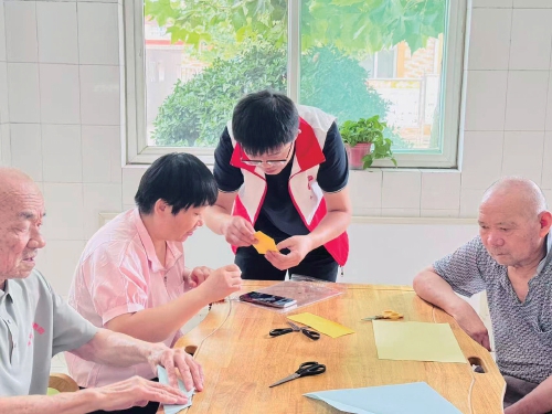 泉城“志愿红”让今朝秋色醉美如画