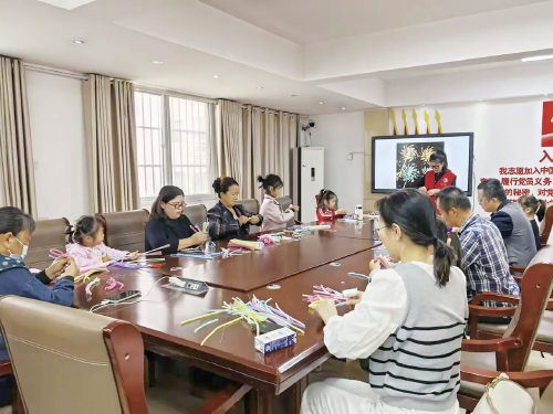 泉城“志愿红”让今朝秋色醉美如画