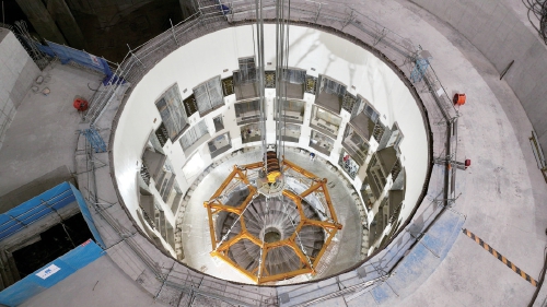 我国紧凑型聚变能实验装置成功落“座”