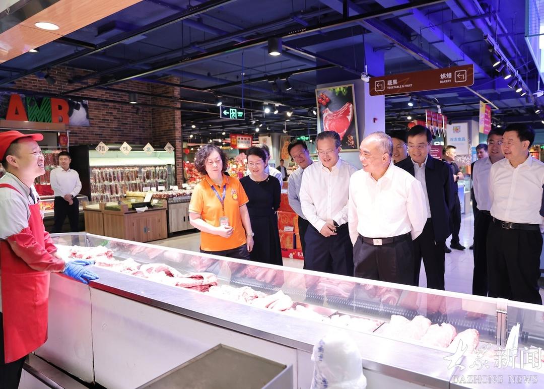 林武在济南调研节日保供安全稳定等工作并看望慰问坚守岗位人员 优化服务供给 强化安全保障 让人民群众过一个平安欢乐祥和的国庆佳节