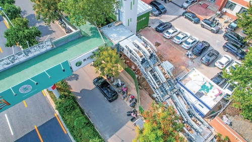 济南玉函立交东下桥口过街天桥装电梯 市民出行更便利