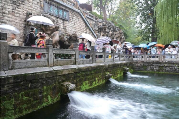 假期第四天“双节”氛围依然浓厚,济南30家景区共接待游客74.54万人次