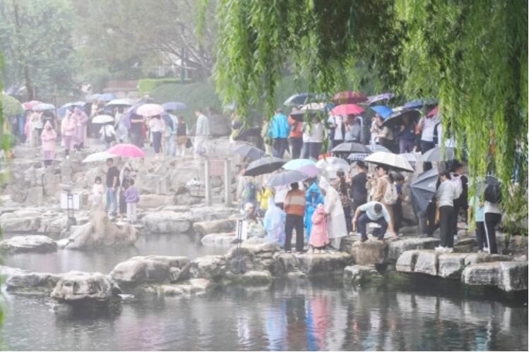 诗意与活力交织 泉水与游人相映 假期第五天全市30家景区实现营业收入1628.32万元