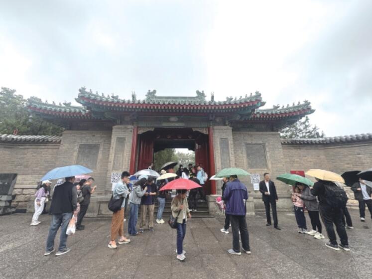 万字会旧址开放 引市民冒雨打卡