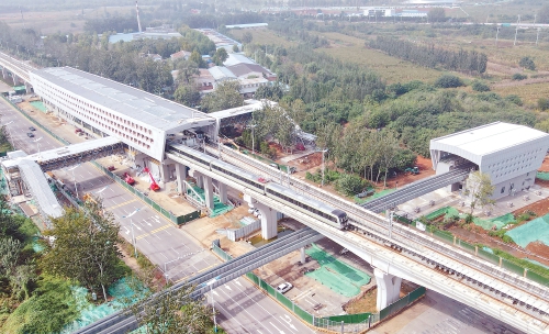 济南轨交8号线高架站过街天桥安装完成