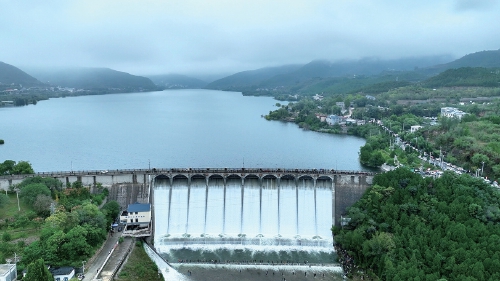 济南锦绣川水库开启溢洪闸门放水