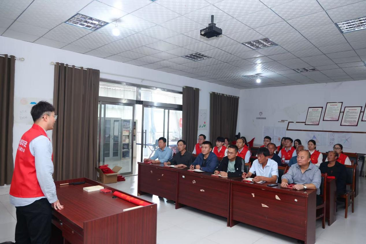 党建引领促振兴 青年党员下乡