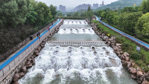 济南龙鼎滨水公园现“叠水瀑布”