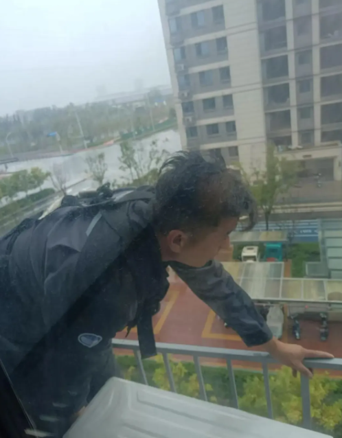 国庆雨中高空作业 海尔服务师傅付传锋守护万家清凉