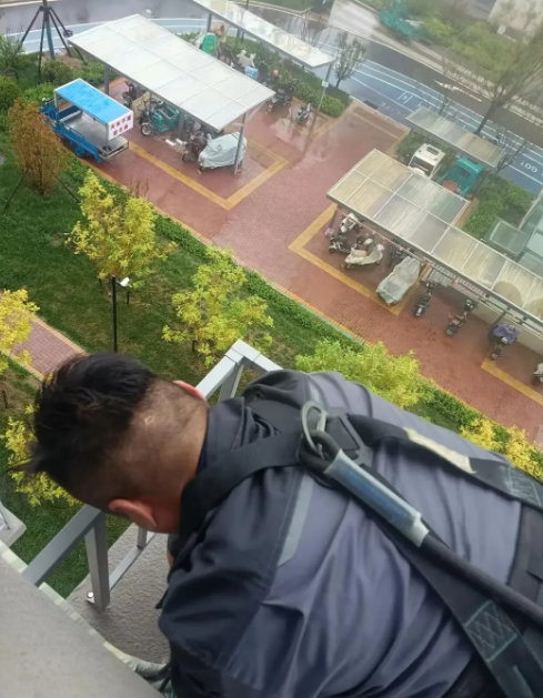 国庆雨中高空作业 海尔服务师傅付传锋守护万家清凉